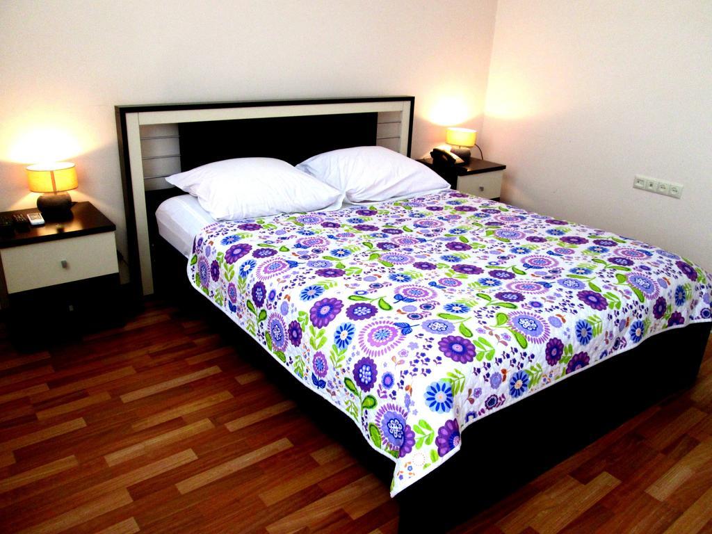 Max Comfort Hotel Кутаиси Номер фото