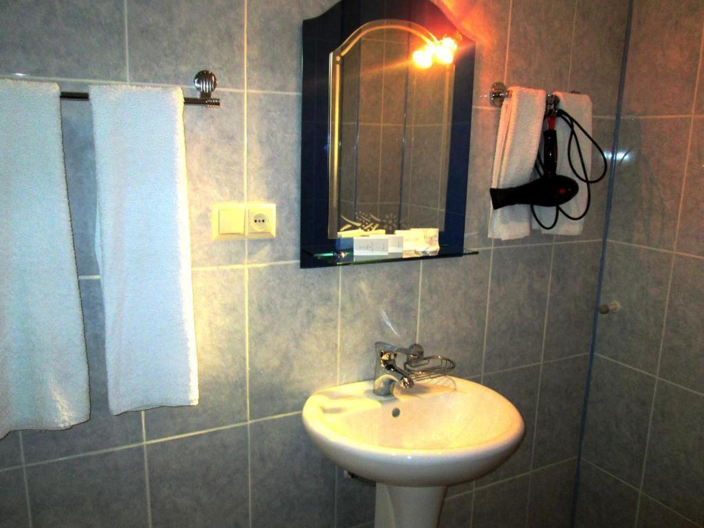 Max Comfort Hotel Кутаиси Экстерьер фото